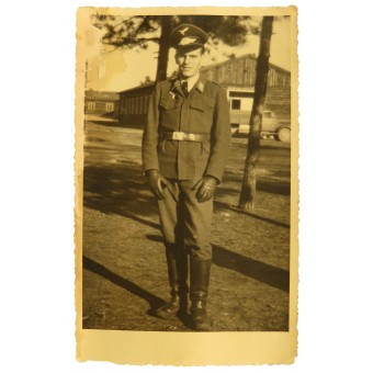 Portrait de soldat Luftwaffe en tunique étrange et chapeau de pare-soleil sans Sturmband. Espenlaub militaria